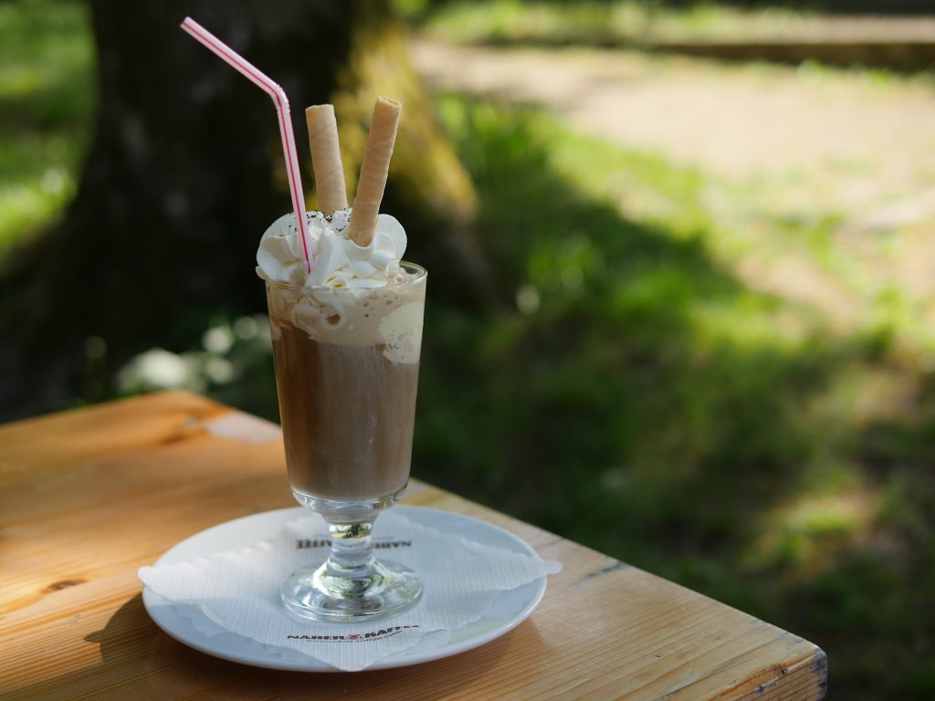 Cócteles fríos de café y alcohol